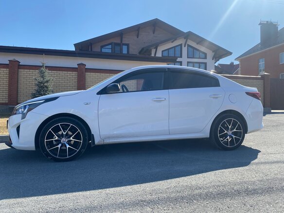 2021 Kia Rio IV Рестайлинг, белый, 1990000 рублей - вид 5