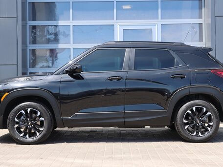 2023 Chevrolet TrailBlazer III, чёрный, 1980000 рублей, вид 2