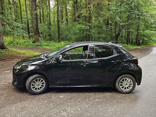 2020 Toyota Yaris IV, чёрный, 1215000 рублей, вид 3