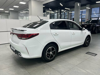 2020 Kia Rio IV Рестайлинг, белый, 1325000 рублей, вид 5