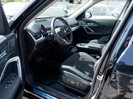 2026 BMW X1 Long 25Li xDrive III (U11/U12), чёрный, 5560000 рублей, вид 4