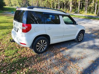 2015 Skoda Yeti I Рестайлинг, белый, 1200000 рублей, вид 4