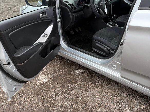 2014 Hyundai Solaris I, серебристый, 750000 рублей - вид 9