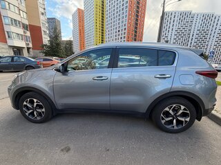 2022 Kia Sportage IV Рестайлинг, серебристый, 2950000 рублей, вид 3