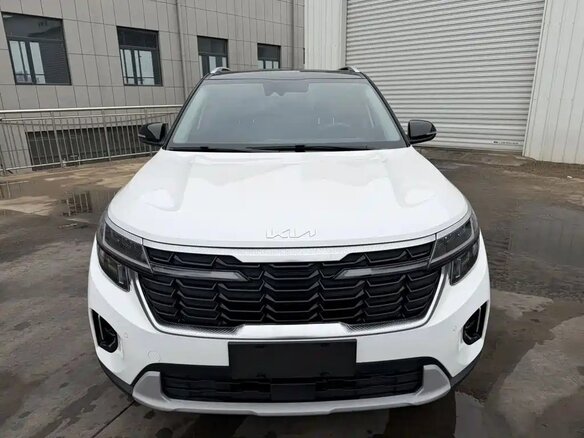 2023 Kia Seltos I Рестайлинг, белый, 1870000 рублей - вид 1