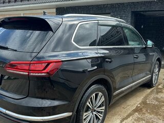2018 Volkswagen Touareg III, чёрный, 5500000 рублей, вид 4