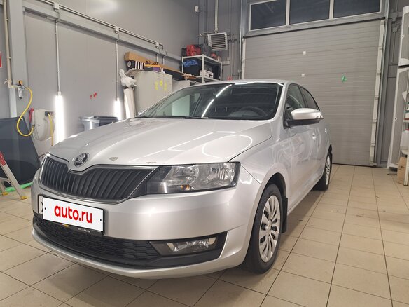2018 Skoda Rapid I Рестайлинг, серебристый, 800000 рублей - вид 2