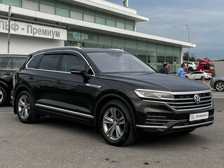 2019 Volkswagen Touareg III, коричневый, 4629000 рублей, вид 3