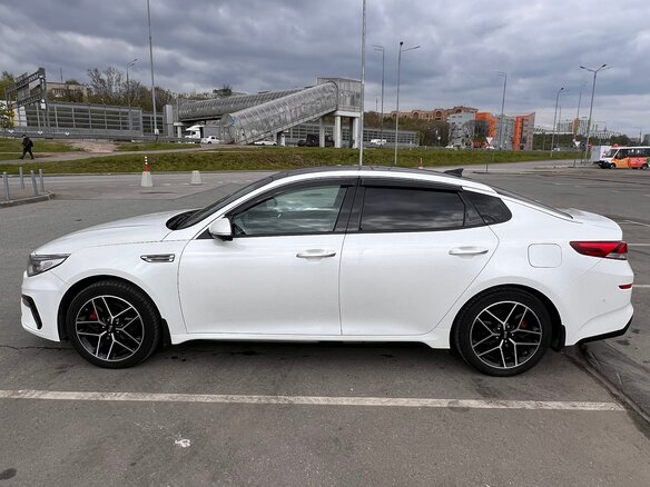 2019 Kia Optima IV Рестайлинг, белый, 2570000 рублей - вид 4