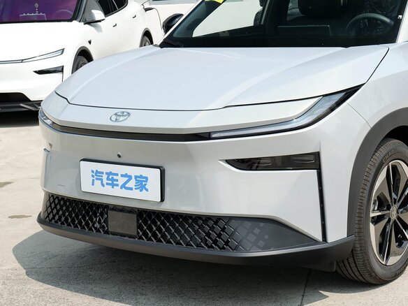 2026 Toyota bZ3X 50 kWh, серебристый, 2340000 рублей - вид 9
