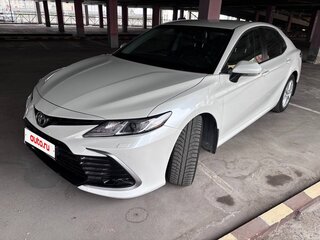 2021 Toyota Camry VIII (XV70) Рестайлинг, белый, 3050000 рублей, вид 4
