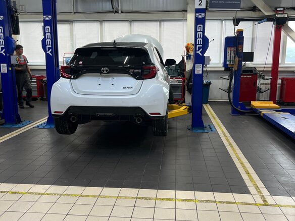 2021 Toyota Yaris IV, белый, 3200000 рублей - вид 6