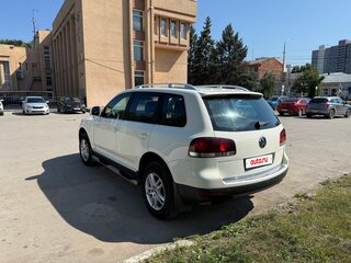 2008 Volkswagen Touareg I Рестайлинг, белый, 1700000 рублей, вид 3