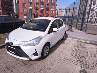 2017 Toyota Vitz III (XP130) Рестайлинг 2, белый, 950000 рублей, вид 3