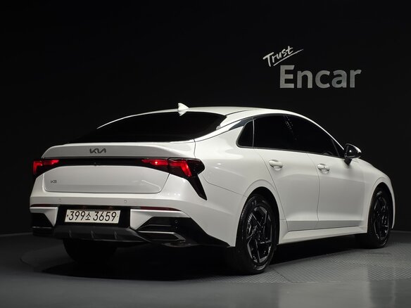2025 Kia K5 III Рестайлинг, белый - вид 1