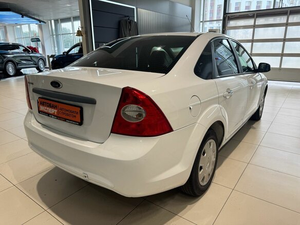 2011 Ford Focus II Рестайлинг, белый - вид 5