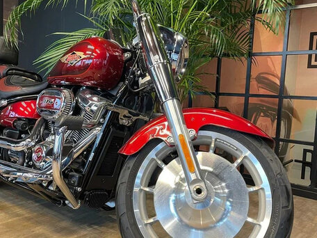 2023 Harley-Davidson Fat Boy, красный, 3550000 рублей, вид 3