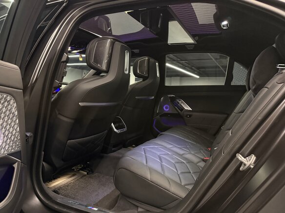 2022 BMW 7 серии 740i VII (G70), чёрный, 9570000 рублей - вид 38