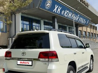 2015 Toyota Land Cruiser 200 Series Рестайлинг 2, белый, 6390000 рублей, вид 4