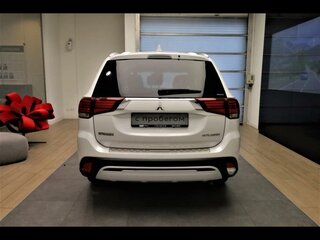 2019 Mitsubishi Outlander III Рестайлинг 3, белый, 2300000 рублей, вид 3