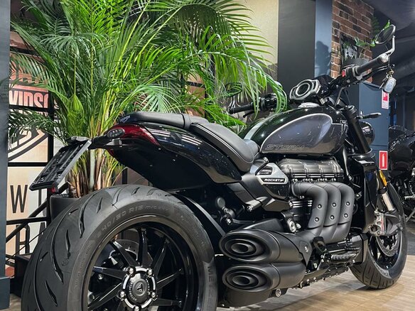 2024 Triumph Rocket III, серый, 3250000 рублей - вид 5