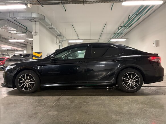 2020 Toyota Camry VIII (XV70), чёрный, 2500000 рублей - вид 2