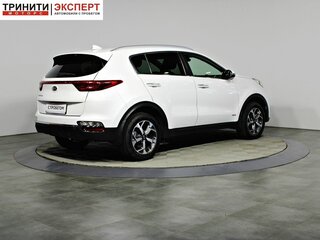 2018 Kia Sportage IV Рестайлинг, белый, 1863000 рублей, вид 5