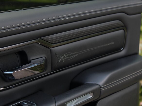 2023 Ram 1500 Crew Cab V, чёрный, 7700000 рублей - вид 39