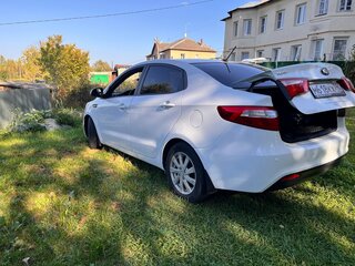 2013 Kia Rio 4-speed III, белый, 950000 рублей, вид 3