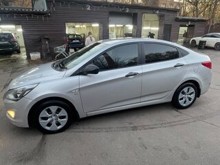 2014 Hyundai Solaris I Рестайлинг, серебристый, 850000 рублей, вид 2