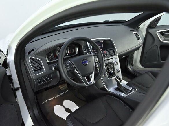 2017 Volvo XC60 I Рестайлинг, белый, 2125000 рублей - вид 4