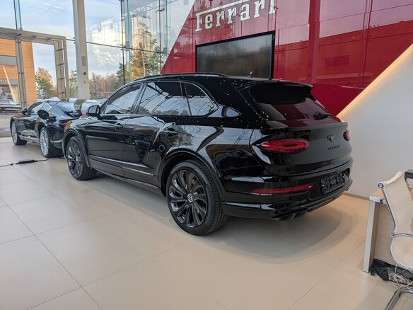 2026 Bentley Bentayga I Рестайлинг, чёрный, 45600000 рублей - вид 2