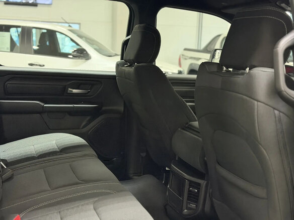 2025 Ram 1500 Crew Cab V Рестайлинг, чёрный - вид 11