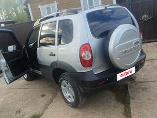 2011 Chevrolet Niva I Рестайлинг, серебристый, 420000 рублей, вид 3