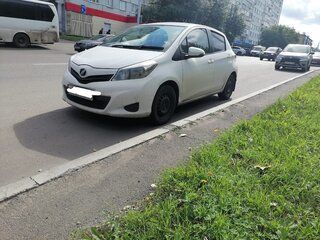 2012 Toyota Vitz III (XP130), белый, 600000 рублей, вид 1