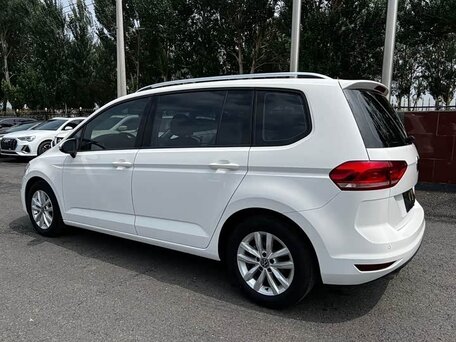 2022 Volkswagen Touran L II, белый, 2350000 рублей, вид 4