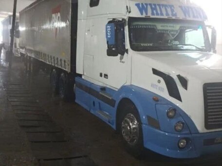 2004 Volvo VNL, голубой, 2800000 рублей, вид 1