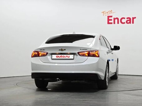 2021 Chevrolet Malibu IX Рестайлинг, белый, 1630000 рублей, вид 4