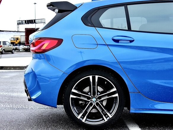 2020 BMW 1 серии 118d III (F40), синий, 3050000 рублей - вид 9