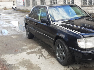 1993 Mercedes-Benz E-Класс 220 I (W124), чёрный, 300000 рублей, вид 3