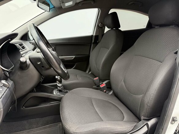 2014 Kia Rio 6-speed III, белый, 750000 рублей - вид 9