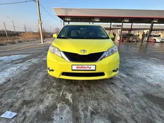 2017 Toyota Sienna III Рестайлинг, жёлтый, 2000000 рублей, вид 3