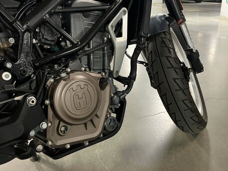 2018 Husqvarna Svartpilen 401, белый, 350000 рублей, вид 3