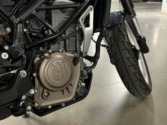 2018 Husqvarna Svartpilen 401, белый, 350000 рублей - вид 2
