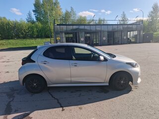 2021 Toyota Yaris IV, серебристый, 1200000 рублей, вид 2