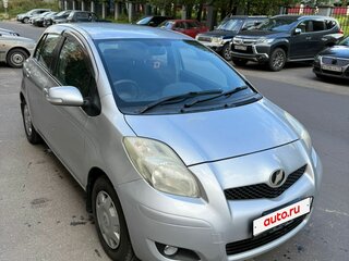 2010 Toyota Vitz II (XP90), серый, 620000 рублей, вид 2