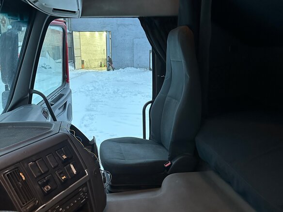 2011 Volvo FM, красный, 1960000 рублей - вид 13