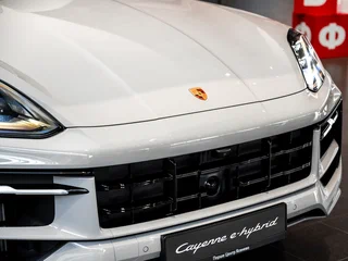 2025 Porsche Cayenne E-Hybrid III Рестайлинг, серый, 18025000 рублей, вид 5