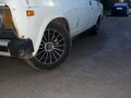 1999 Lada (ВАЗ) 2105, белый, 75000 рублей - вид 1