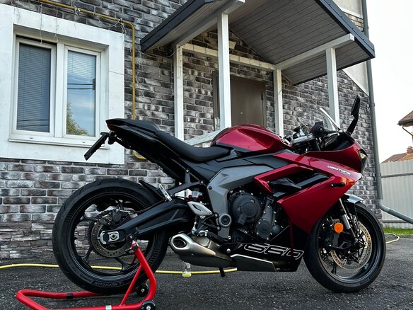 2024 Triumph Daytona 660, красный - вид 7